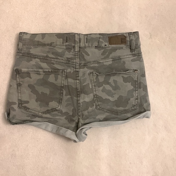 Jean shorts ( camouflage pattern) - Picture 2 of 3